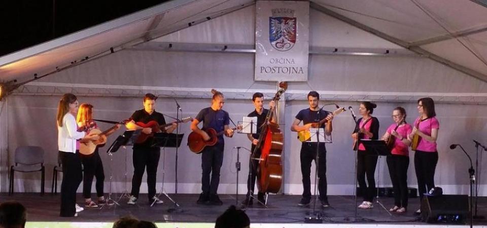 Nastop Tamburjasev v Postojni