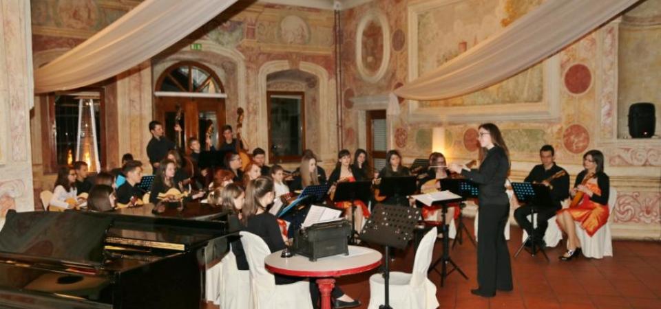 Koncert Tamburjašev na Zemonu ob otvoritvi tekmovanja Svirel